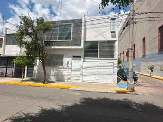 CASA EN VENTA EN CALLE COLÓN CENTRO DE AGUASCALIENTES