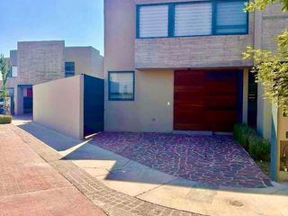 RENTA CASA EN ESQUINA CON JARDÍN ZAKIA QUERÉTARO
