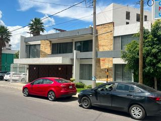 CASA EN RENTA IDEAL PARA OFICINAS, CONSULTORIOS O CASA HABITACIÓN EN ZONA LA PAZ