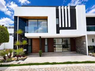 Residencia en Venta en Parque Guanajuato, Lomas de Angelópolis, 5 Recámaras, Frente a Área Verde