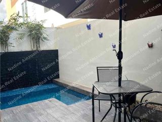 SE RENTA CASA AMUEBLADA Y EQUIPADA EN RESIDENCIAL ARBOLADA CANCÚN HUAYACÁN , 3 RECÁMARAS, ALBERCA PROPIA, SEGURIDAD 24/7, AMENIDADES.