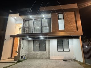 CASA EN RENTA FRENTE AL PARQUE METROPOLITANO