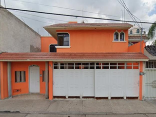 CASA EN AGUASCALIENTES MUY AMPLIA, ACABADOS DE LUJO, CUENTA CON TODOS LOS SERVICIOS Y AMENIDADES.