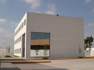 RENTA de EDIFICIO de oficinas en ZONA INDUSTRIAL, Carretera 57 y eje 128 - 1,070m2 - $180,000