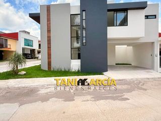 Vendo Moderna Casa en esquina doble altura, Fraccionamiento privado en Fortín!!