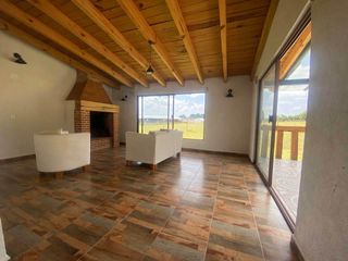 Renta de casa nueva semiamueblada con amplio jardín