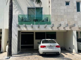 Casa en Venta Frente a Explanada Puebla con Roof Garden y Acabados de Lujo