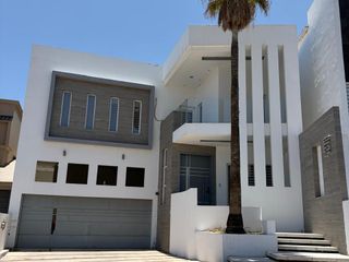 Casa en venta en Rincones de San Francisco Chihuahua con alberca y calefacción radiante – 4 recámaras