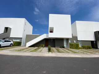 RENTA CASA TIPO TOWNHOUSE PLANTA ALTA,2 recamaras,2.5 baños,sala TV,amplia terraza
