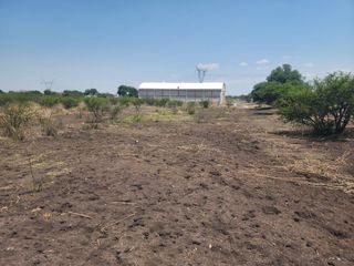 Terreno plano con factibilidad Industria ligera de 1 Ha ó 2.18 Ha con Bodega de 390 m² – en carretera a Celaya libre.