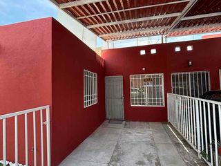 CASA EN RENTA DE UNA PLANTA TRES RECÁMARAS EN FUENTES DE BALVANERA.