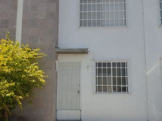 CASA EN RENTA DE 2 HABITACIONES EN VIÑEDOS