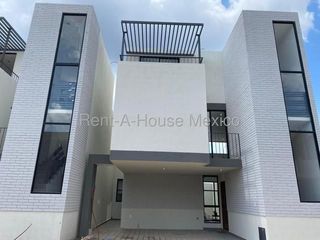 Rento casa en zibata con 3 niveles 3 recamaras 4 baños 2 autos y modernas amenidades