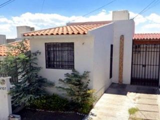Venta de bonita casa en  Jardines de Villas de Santiago Queretaro