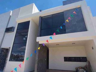 CASA RESIDENCIAL EN VENTA DE DOS PLANTAS,CON RECÁMARA EN PLANTA BAJA. AL PONIENTE DE LA CIUDAD A SÓLO 5 MINUTOS DEL CENTRO, LUGAR ESTRATÉGICO PARA DESPLAZAMIENTO PRÁCTICO ENTRE EL NORTE Y EL SUR DE LA CIUDAD DE AGUASCALIENTES.