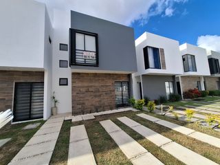 SE RENTA CASA EN CANCUN RESIDENCIAL MADEROS 3 REC 2.5 BAÑOS ALBERCA, GIMNASIO, SEGURIDAD