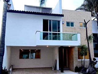 RENTA DE CASA EN ANGELOPOLIS, EN RINCON DE SAN MARTINITO, 4 RECAMARAS CON BAÑO ,SALA COMEDOR,  2 CAJONES DE ESTACIONAMIENTO TECHADOS. ROOF GARDEN.