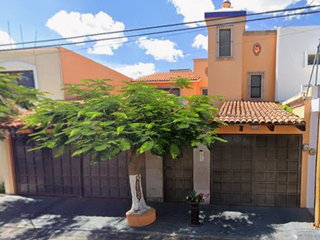 CASA EN AGUASCALIENTES MUY AMPLIA, ACABADOS DE LUJO, CUENTA CON TODOS LOS SERVICIOS Y AMENIDADES.