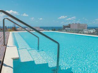 ESTUDIO DE LUJO EN RENTA VACACIONAL O LARGO PLAZO A 400 METROS DE LA PLAYA, ALBERCA VISTA AL MAR, CANCHA DE TENIS, SOBRE 5TA AV