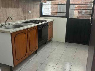 Rento casa de un piso en Mayorazgo. 2 habitaciones, 1 baño, 1 cajón de estacionamiento en Fraccionamiento .