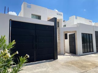 CASA CON LOCAL EN AVENIDA EN LAS AMÉRICAS III, MÉRIDA