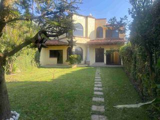 Casa sola Colonial Mexicano en Lomas de Cortes.