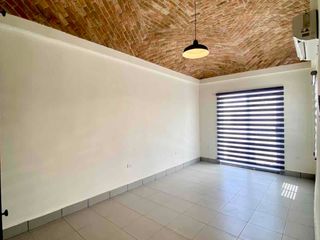 CASA EN RENTA – MODERNA Y RECIÉN REMODELADA ✨