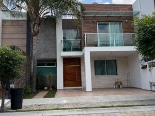 RENTO CASA EN LOMAS DE ANGELOPOLIS III $22,000 CON 3 RECÁMARAS, SALA DE TV Y CUARTO DE SERVICIO PARQUE ZACATECAS