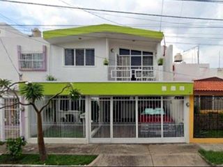 CASA EN GUADALAJARA, MUY AMPLIA, ACABADOS DE LUJO, CUENTA CON TODOS LOS SERVICIOS Y AMENIDADES.