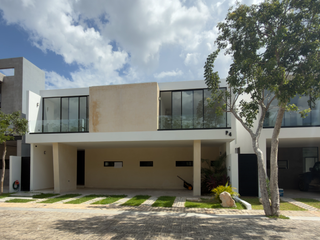 Casa en Venta de 4 Recámaras, una en Planta Baja en Temozón Norte, Mérida