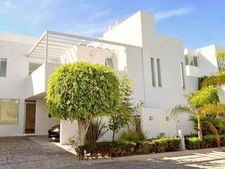 Casa en Lomas de Angelópolis cerca sonata Cluster con alberca