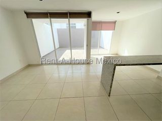Casa en Renta en Zakia, 3 recámaras con opción a 4a. en trecer piso, 3.5 baños,Roof con asador, Patio Interior