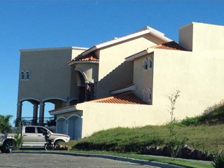 CASA EN VENTA CLUSTER 777 POETAS LOMAS DE ANGELOPOLIS 1CR F229