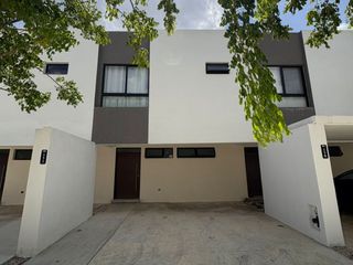 TOWN HOUSE EN RENTA SEMI AMUEBLADO EN CHOLUL PRIVADA CON AMENIDADES