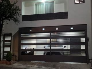 Casa en renta de tres niveles, Cumbres San Agustin, Privada Manchester