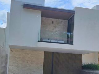 CASA COMODA Y AGRADABLE, EXCELENTE UBICACION CON SALIDA INMEDIATA A LA AUTOPISTA