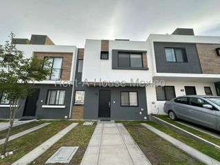 Casa en renta de 3 recámaras en privada con alberca – zakia Querétaro
