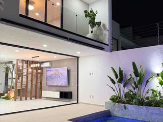 GRAN CASA SEMINUEVA CON ALBERCA DENTRO DE PERIFERICO