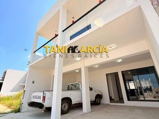 Vendo o rento Casa Nueva de 3 Niveles en Fraccionamiento Privado en Fortín.