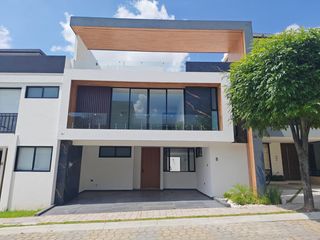 Casa nueva en venta en Lomas de Angelópolis Puebla con 3 recámaras, roof garden y jardín