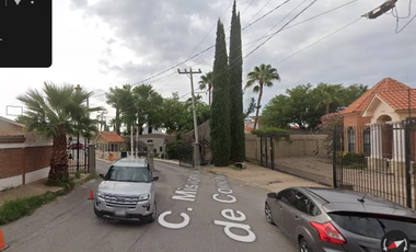 Casa ubicada en colonia Campestre Chihuahua. Con 6 recamaras y 540m2. Entre Av. Hacienda del Valle y Av. Río de Janeiro.