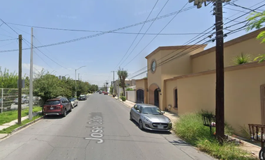 Casa ubicada en colonia Chepevera Monterrey Nuevo León México. Con 4 recamaras y 506m2. Entre Av. Simón Bolívar y Gral. Pablo González Garza.