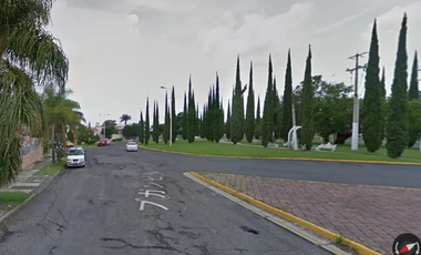 Casa ubicada en Fraccionamiento Ciudad Bugambilias Zapopan, Jalisco. Con 6 recamaras y 524m2. Muy Cerca de Plaza Panorámica Bugambilias.
