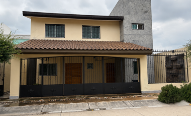 Casa muy amplia en Fracc San Carlos , con 4 recámaras , 1 planta baja , excelente ubicación