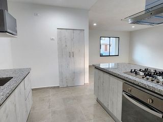 Casa en Renta en La Vista Residencial | 3 Recámaras con Baño Propio, Amplio Jardín y Doble Filtro de Seguridad