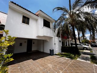 Casa en Renta por Av. Naciones Unidas, Coto Mallorca, Zapopan.