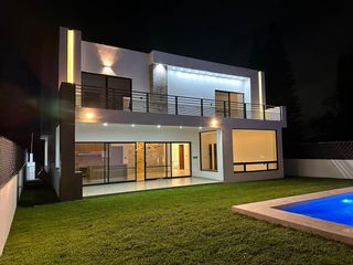 CASA DE 2 NIVELES EN VENTA EN LOMAS DE COCOYOC/ JARDÍN, ALBERCA Y TERRAZA