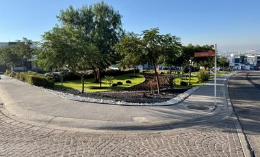 Pasa de largo si te conformas con estar encerrado entre vecinos y sin vistas. Venta Terreno Juriquilla, frente Parque, Fracc, Vigilancia , canchas