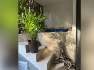 Departamento con jacuzzi privado, balcón y vista al jardín tropical, en venta