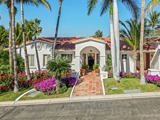 Condominio de 2 Recámaras con Vista al Mar en Villas de Montana